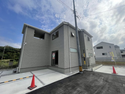 【外観】 | 八重瀬町与座（全6棟）4号棟 | 4号棟　並列駐車3台可♪