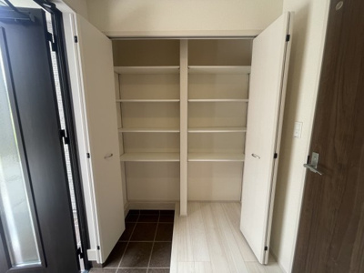 【玄関】 | 八重瀬町与座（全6棟）4号棟 | 4号棟　十分な収納付き玄関♪