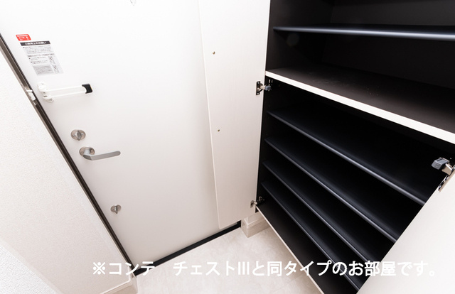 川口市戸塚東２丁目のアパートの玄関