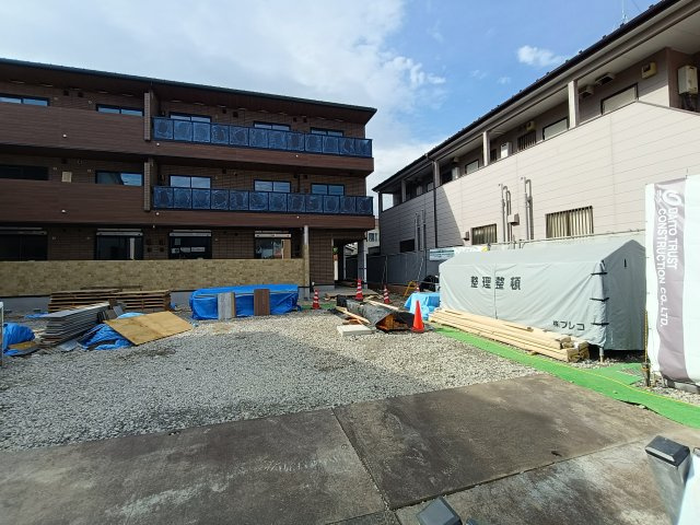 川口市戸塚東２丁目のアパートの玄関