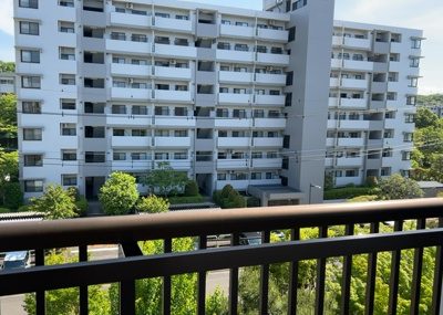 【展望】 | グリーンコープ南大沢１号棟 | 眺望の良さを楽しめるダイニングキッチンで家族団らんの時間を過ごしてはいかがでしょうか。バルコニーから見える景色を家族で眺める時間は、時間が経つのを忘れてしまいそうですね。是非、現地を見に行きましょう！