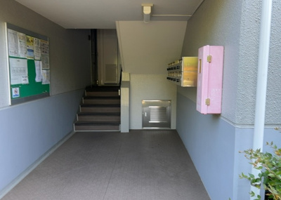 【エントランス】 | グリーンコープ南大沢１号棟 | マンションのエントランスには、もともと風よけや防犯の役割がありますが、マンションによって宅配ボックスなどの設備が備わっている所もあります。日々の生活をイメージしながら生活しやすさをチェックしましょう。