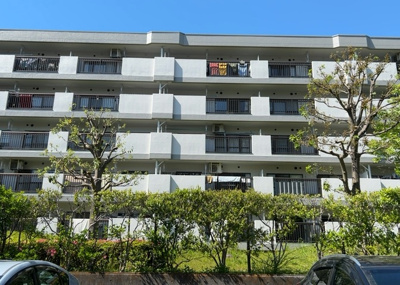 【現況写真】 | グリーンコープ南大沢１号棟 | 外観はマンション管理がされているかの目安になります。築年数が古いと、壁面は劣化してひび割れが生じることも！建物が古びていても細かいところが修繕されていると、きちんと管理されているなぁと感じるでしょう。