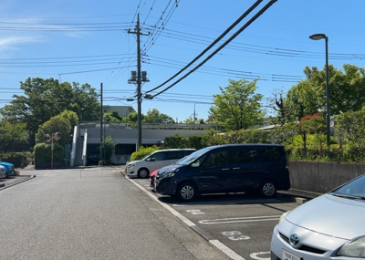 【駐車場】 | グリーンコープ南大沢１号棟 | 車一台あたりに必要なスペースは、標準サイズの普通自動車で横幅2m50cm、長さ5mは必要になります。ただし、乗降のことも考慮して横幅3m30cm、長さ5m50cmほどは確保できるところを選びましょう。