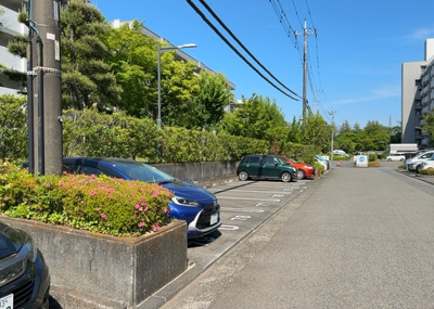 【駐車場】 | グリーンコープ南大沢１号棟 | 駐車場と明記されていても、最小スペースでつくられた駐車場だと大型車は駐車できなかったり、出入りしにくくなったりする可能性があります。お車のサイズと購入したい物件の駐車場のサイズを現地で確認しましょう。