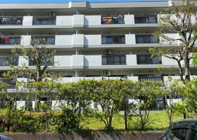 【中庭】 | グリーンコープ南大沢１号棟 | 中庭（パティオ）とは、一つの建築物の内部に設けられた、壁などで囲われている庭のことを指します。コの字型、ロの字型が主流ですが、L字型の中庭もあります。最近では、インテリア性の高さからも人気があります。