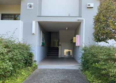 【受付】 | グリーンコープ南大沢１号棟 | 受付はマンションコンシェルジュがいる場合もあれば、管理人が滞在する小部屋を総称して呼ぶことがあります。主にエントランスに設置されていることから、防犯面でも期待ができます。防犯設備がない場合はより安心！