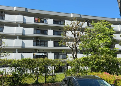 【構造・工法・仕様】 | グリーンコープ南大沢１号棟 | ＲＣ造、Reinforced Concreteは直訳すると補強されたコンクリートです。主に柱や梁・床・壁が鉄筋とコンクリートで構成おり、鉄筋を組んだ型枠にコンクリートを流し込んで固めたものを指します。