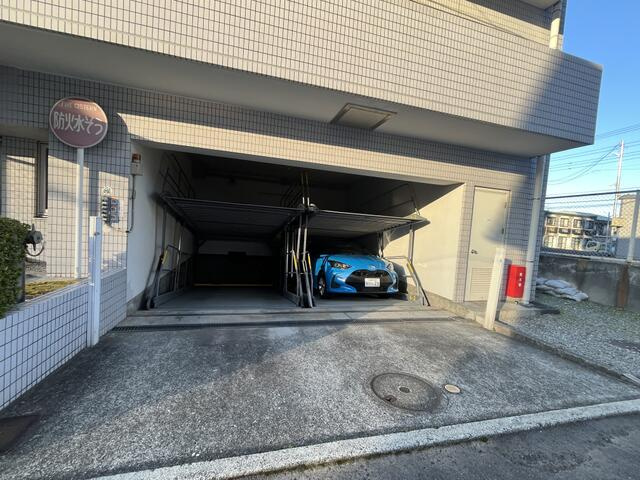 サーパス湯河原の駐車場