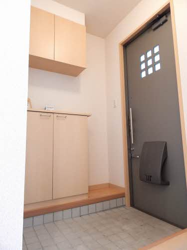 エルアインス本町の玄関|シューズボックス付きの玄関です★