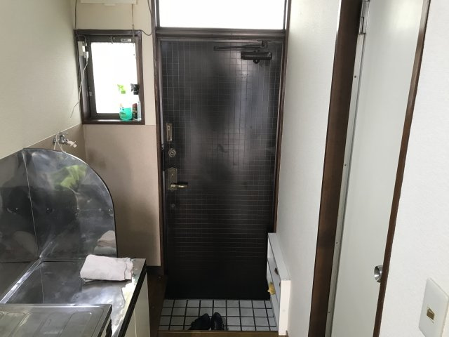 ハイツ越塚の玄関