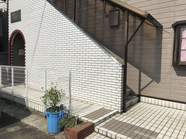 ハイツ越塚のエントランス