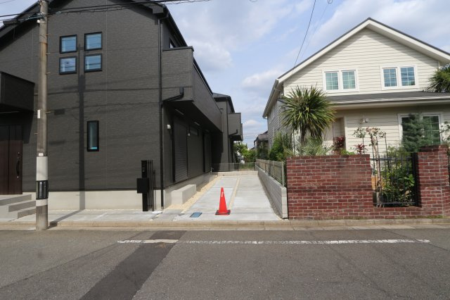 【GRAFARE】東村山市富士見町15期の外観|カースペース2台並列で駐車可能！ゆとりのカースペースで来客時にも便利です。