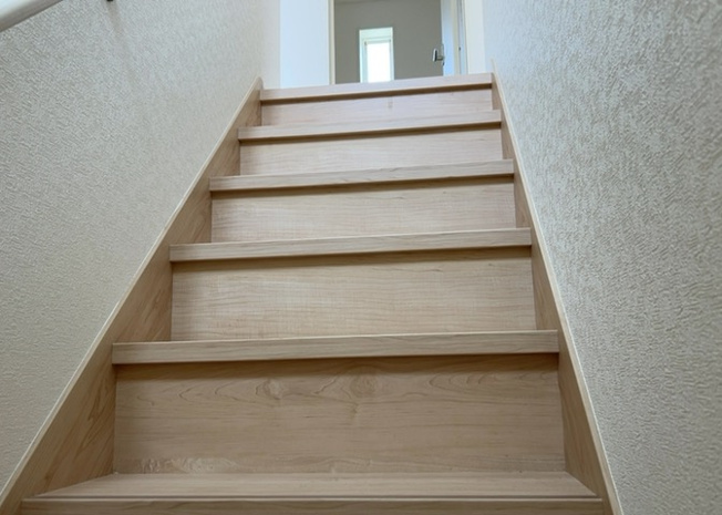 【内装】 | 建物の上下階の通路である階段は、その位置によって動線や室内の印象が大きく左右されます。手摺にも重要な役割があり、転倒の防止・歩行や動作を円滑にして日常生活を支えることを主な目的として設置されています。