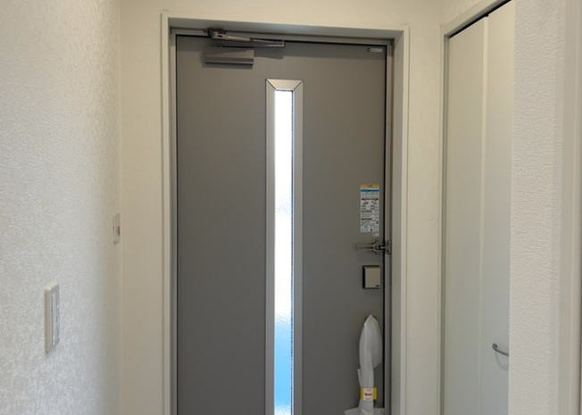 【玄関】 | 玄関は家の顔でもあり、家族以外の目にも止まる場所です。玄関は外との間を仕切る扉、靴などをしまっておく収納スペース、靴脱ぎのたたきスペース、来客とのやり取りをするドアホンなど複数のアイテムからなります。