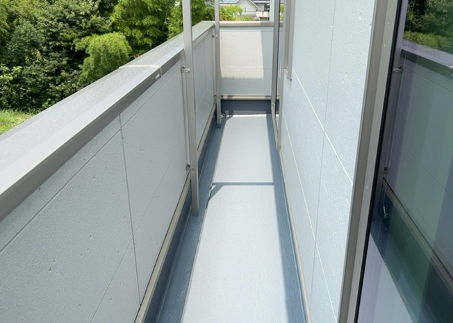 【バルコニー】 | バルコニーは、室外の専用スペースのうち、「屋根がなく開放された空間」であるものを指します。ベランダより広いタイプのものが多く、日当たりもよいため家庭菜園などを楽しみたい人にとって適した環境となります。