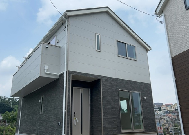 【外観】 | ついに完成致しました！現地をご見学に行く際は、道路の幅や周辺の交通量、施設などをご確認頂くことをおすすめします！物件の流れが早いため、内見をしたい方はお早めに当社営業までお問い合わせ頂きご予約下さい！