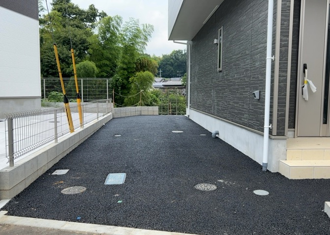【駐車場】 | 駐車場と明記されていても、最小スペースでつくられた駐車場だと大型車は駐車できなかったり、出入りしにくくなったりする可能性があります。お車のサイズと購入したい物件の駐車場のサイズを現地で確認しましょう。