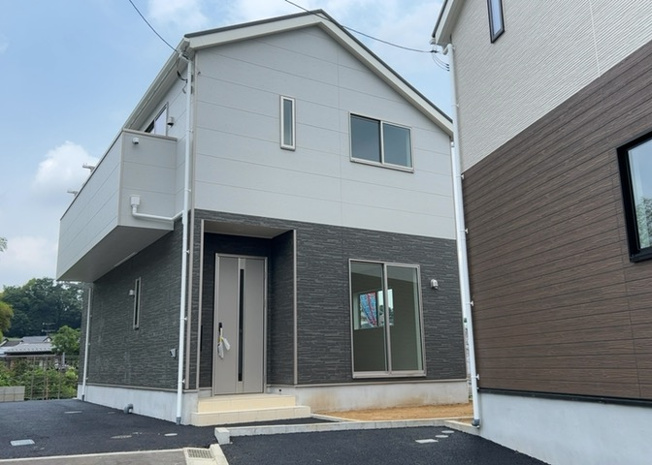 【前面道路含む現地写真】 | 住宅用の土地では前面道路に2m以上接していなければならないと法律で定められています。しかし、お持ちの車のサイズやライフスタイルなどにより、2mでは利便が悪い場合もございますので、事前に確認しましょう。
