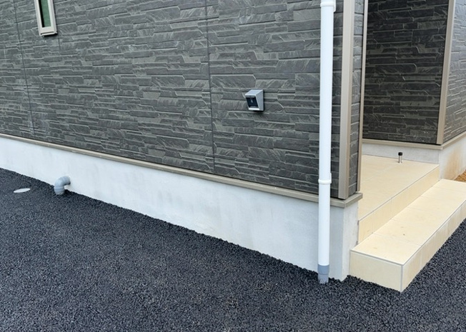 【構造・工法・仕様】 | 木造住宅とは土台、壁、柱など建築物の強度を支える構造体の材に木が使用されている構造を指します。構造体は建物の自重を支えるだけではなく風圧や水圧、積裁荷重などあらゆる衝撃に耐えるための基礎です。