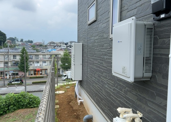【発電・温水設備】 | 省エネ給湯器とは従来型の給湯器より熱効率が高く、少ない燃料でたくさんのお湯を沸かすことが出来る高効率な給湯器のことを指します。また、省エネ給湯器には種類があり、利便性や効果なども様々です。