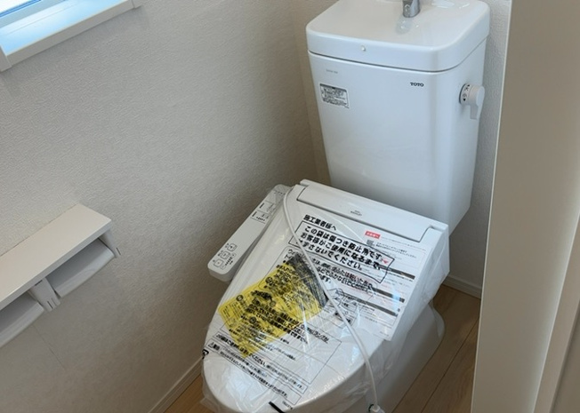 【トイレ】 | トイレは大きさや形、機能、抗菌性などが異なる多種多彩なタイプが各メーカーから出ています。それぞれに良さがあるため、事前にどういったタイプのトイレがいいのかをご家庭内で決めて、内見に行くといいでしょう。