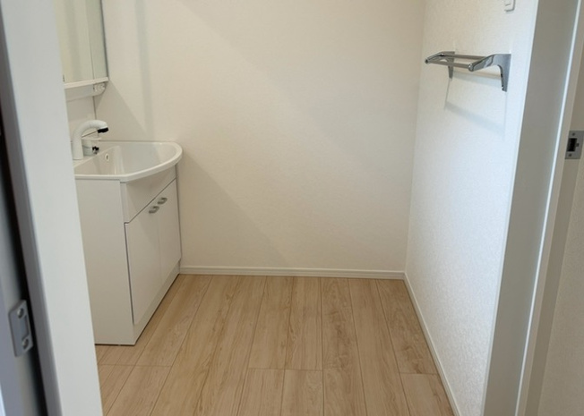 【脱衣所】 | 多くの戸建て住宅で見かける洗面脱衣所は、洗面台と洗濯機が2畳ほどのスペースに並べられていて、洗面所が脱衣所を兼ね備えている間取りが一般的です。お客様が利用することもある、パブリックな空間でもあります。