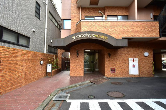 陽当り・通風良好・ライオンズマンション荒町のエントランス