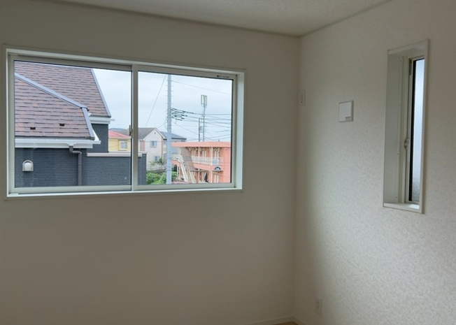 【寝室】 | 寝室でゆっくりと過ごすためにはベッド周りの適度な空間を担保することや窓の位置、照明の明るさ、寝室の広さなどを考える必要があります。自身や家族の構成とライフスタイルに併せて寝室にする部屋を選びましょう！