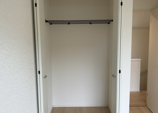【収納】 | デザイン性を重視しすぎて収納が少なかった！なんてことにならないため、事前に現地で収納の数を確認しておくことをお勧めします。クローゼット以外にも床下収納や屋根裏収納、パントリーなどもチェックしましょう。