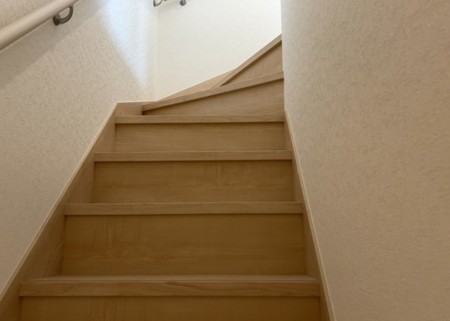 【内装】 | 建物の上下階の通路である階段は、その位置によって動線や室内の印象が大きく左右されます。手摺にも重要な役割があり、転倒の防止・歩行や動作を円滑にして日常生活を支えることを主な目的として設置されています。