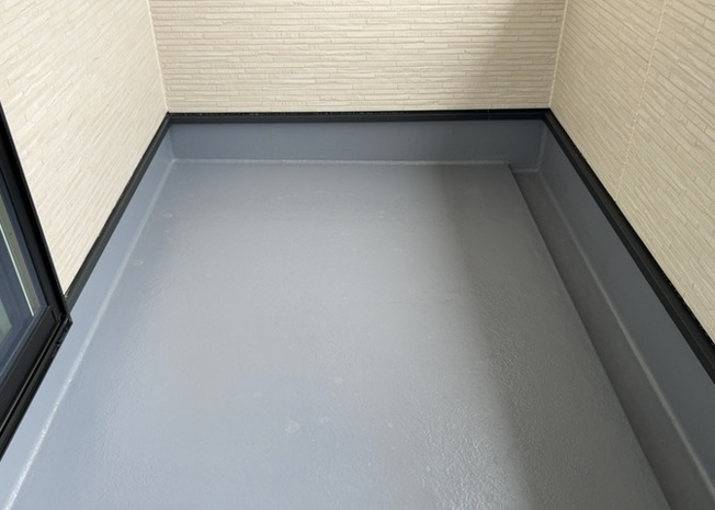 【バルコニー】 | バルコニーは、室外の専用スペースのうち、「屋根がなく開放された空間」であるものを指します。ベランダより広いタイプのものが多く、日当たりもよいため家庭菜園などを楽しみたい人にとって適した環境となります。