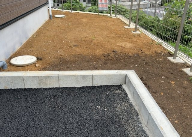 【庭】 | 庭があることでガーデニングや家庭菜園はもちろん、こどもの遊び場やペットを放して遊ぶことができます。また、家の周囲に余裕があるということです。隣地との間があれば、十分な日当たりと、風通しが確保できます。