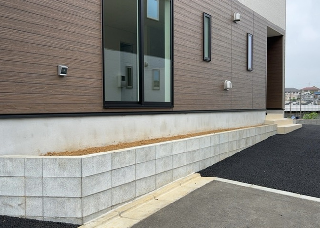 【構造・工法・仕様】 | 木造住宅とは土台、壁、柱など建築物の強度を支える構造体の材に木が使用されている構造を指します。構造体は建物の自重を支えるだけではなく風圧や水圧、積裁荷重などあらゆる衝撃に耐えるための基礎です。