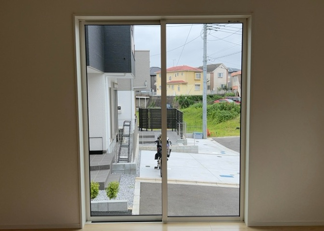 【内装】 | サッシとは、ガラス窓に使用される金属製の窓枠のことです。一般的に住宅建築では、金属製建具工事の段階で備え付けるもので、ガラス類や玄関、バスルームのスチール製のドアなどと同じタイミングで工事を行います。