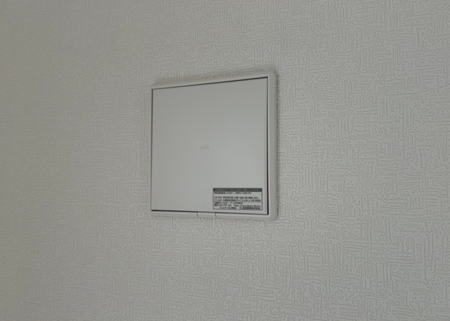 【冷暖房・空調設備】 | 1日中建物内の換気が行われるように設計された仕組みです。気密性の高い住宅は、家に籠った空気でシックハウス症候群になる可能性がありますが、24時間換気システムであれば計画的な換気で対策が可能です。