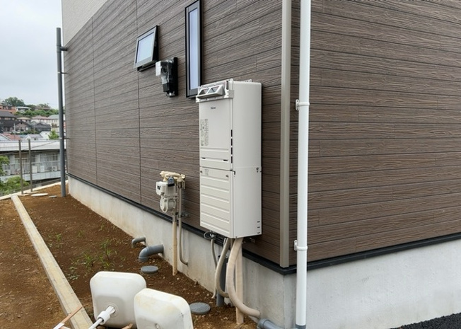 【発電・温水設備】 | 省エネ給湯器とは従来型の給湯器より熱効率が高く、少ない燃料でたくさんのお湯を沸かすことが出来る高効率な給湯器のことを指します。また、省エネ給湯器には種類があり、利便性や効果なども様々です。