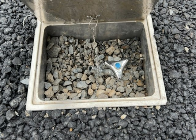 【設備】 | 敷地内には、散水栓や立水栓があります。水道水を直接利用できるため、水を運ぶ手間を省くことが出来ます。大量の水を必要とする洗車作業や清掃などに役立ちます。その他設備とあわせて、現地でご確認ください。