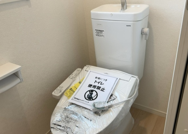 【トイレ】 | トイレは大きさや形、機能、抗菌性などが異なる多種多彩なタイプが各メーカーから出ています。それぞれに良さがあるため、事前にどういったタイプのトイレがいいのかをご家庭内で決めて、内見に行くといいでしょう。