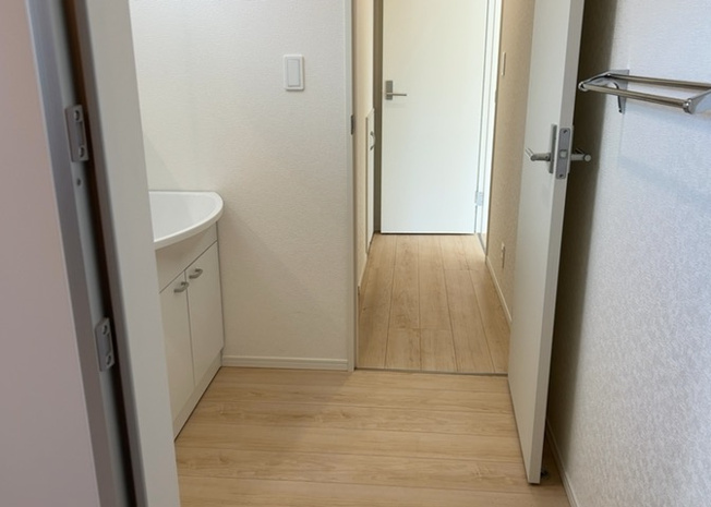 【脱衣所】 | 多くの戸建て住宅で見かける洗面脱衣所は、洗面台と洗濯機が2畳ほどのスペースに並べられていて、洗面所が脱衣所を兼ね備えている間取りが一般的です。お客様が利用することもある、パブリックな空間でもあります。