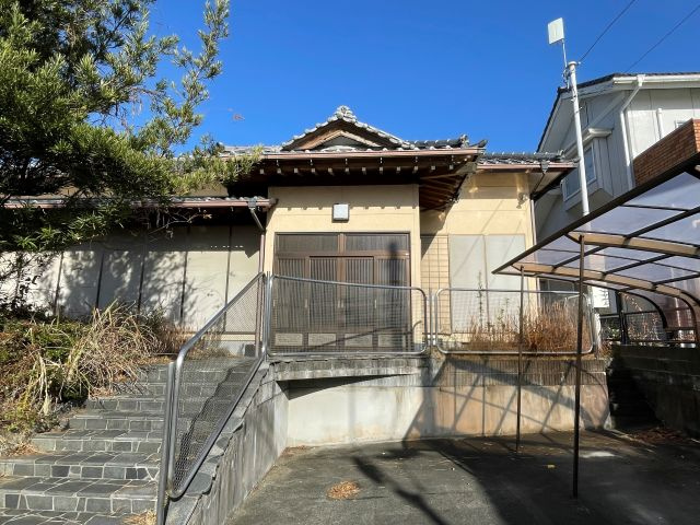 オレンジ　草木台二丁目　平屋中古住宅　の外観|南側の道路に面しているため、一日を通して明るい光が差し込み、心地よい風が抜ける快適な住環境です。整っ