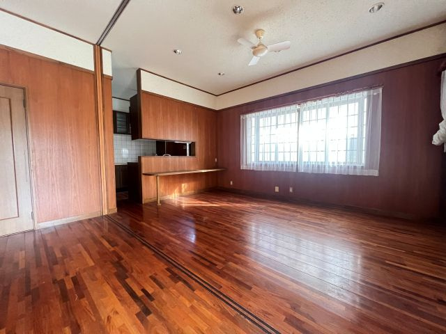 オレンジ　草木台二丁目　平屋中古住宅　の居間・リビング|こちらのリビングで趣味の時間をお楽しみください