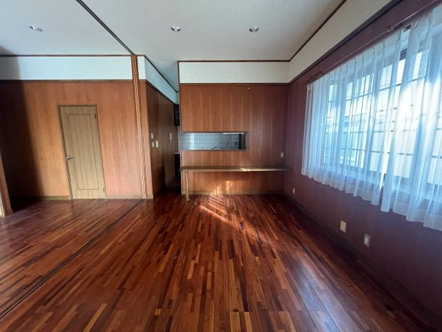 オレンジ　草木台二丁目　平屋中古住宅　の居間・リビング|こちらの居間で趣味の時間をお楽しみください