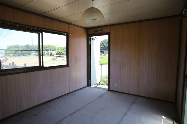 群馬県前橋市日輪寺町 中古戸建の洋室|ガレージ上部分にある洋室です