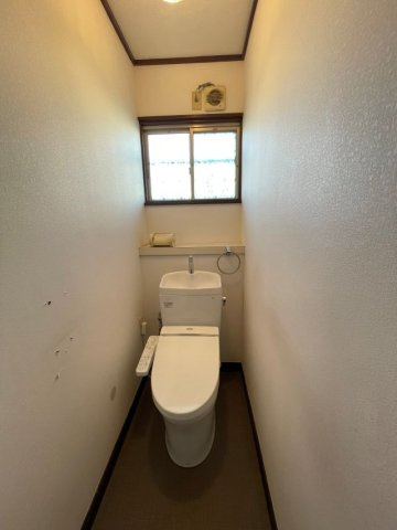 オレンジ　★平下荒川字久世原のトイレ|清潔感のあるトイレです