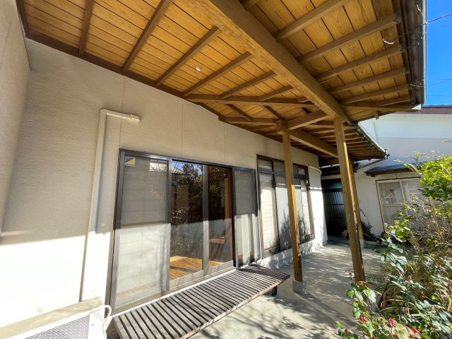 オレンジ　★平下荒川字久世原の庭|門扉を入ると素敵なプライベート空間があります。
軒が広く出ているので、お昼寝などもいいですね