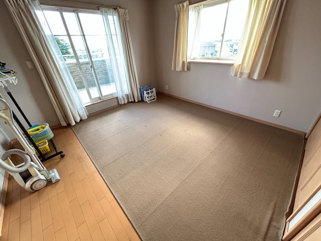 【吹抜】伊勢崎市市場町1丁目　中古住宅の洋室|明るい洋室です