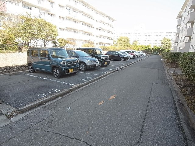 鈴蘭台第3団地3号棟の駐車場|敷地内駐車場、空き御座います