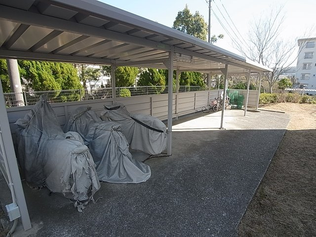 鈴蘭台第3団地3号棟のその他共用部分|広々屋根付きバイク、駐輪場