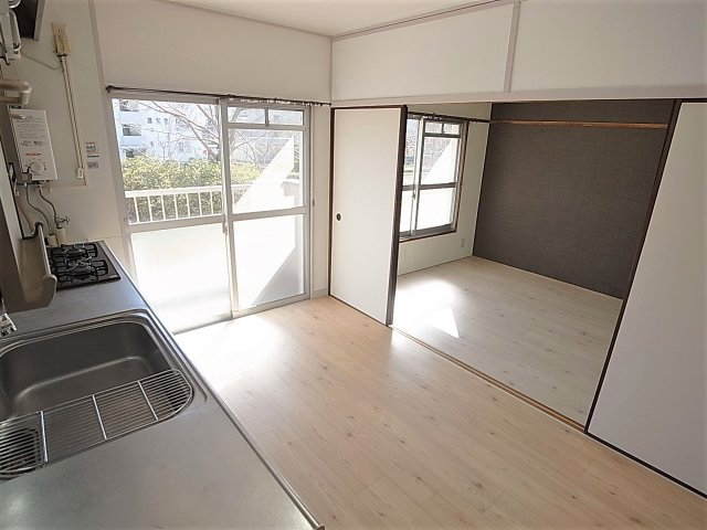 鈴蘭台第3団地3号棟の居間・リビング|日当たり良いダイニングスペース、フローリング張り替え済み